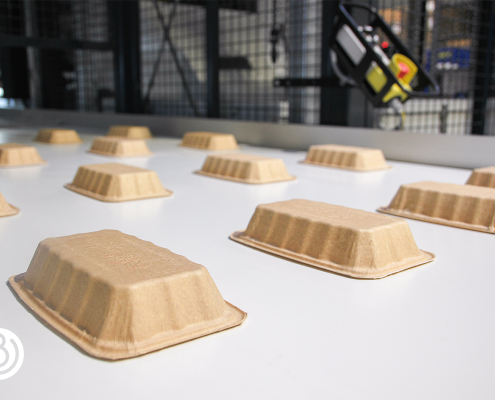 Die neue Fabrik in Deutschland wird im Sommer in Betrieb genommen und vereint zwei einzigartige Innovationen, die fibcro® Naturfasern von BIO-LUTIONS und die Dry Molded Fiber Technologie von PulPac, die der Welt nachhaltige und wettbewerbsfähige Verpackungen auf Faserbasis liefern.